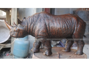 brons rhino park skulptur inomhus skulptur