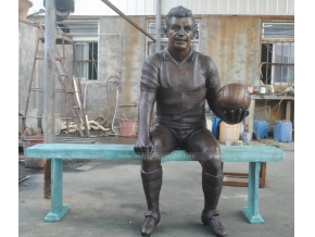 brons fotbollsspelare skulptur offentlig konst